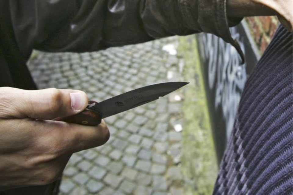 Messenzwaaier opgepakt aan bankkantoor in Hasselt