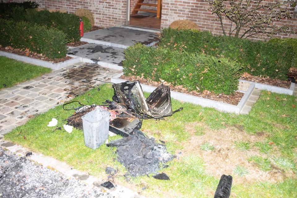 Huis onbewoonbaar nadat televisie vuur vat