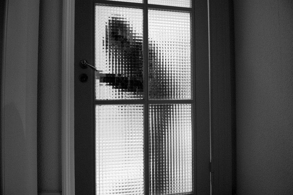 Juwelen hoogbejaard vrouwtje door valse controleurs watermaatschappij gestolen