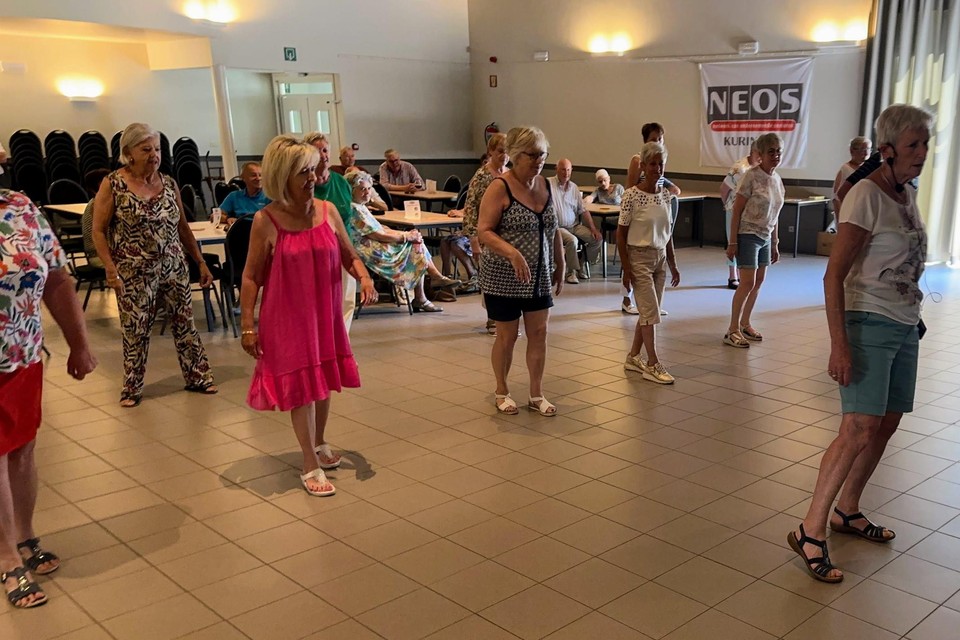 Neos Kuringen doet aan volksspelen en linedance